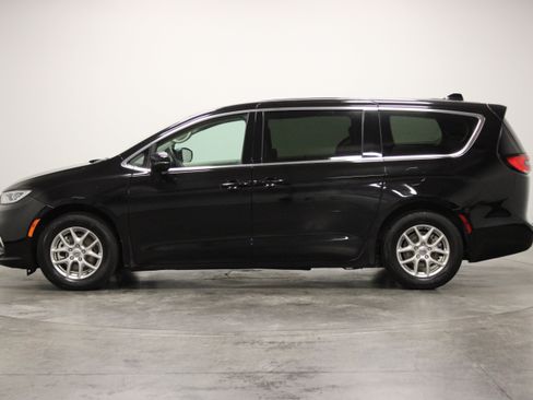 Used 2024 Chrysler Pacifica Touring-L FWD image 5