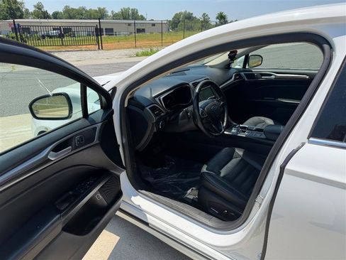Used 2017 Ford Fusion SE w/ Equipment Group 602A FWD image 9