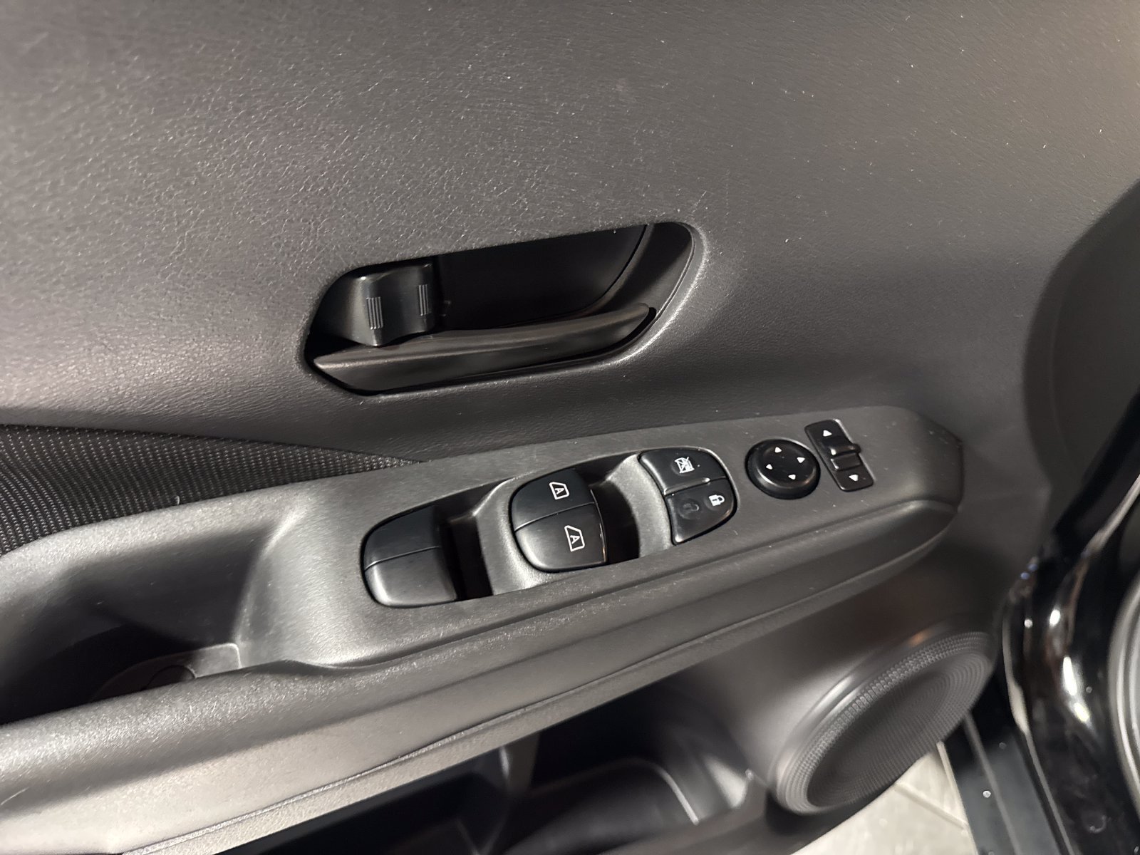 Used 2021 Nissan Kicks S FWD image 12