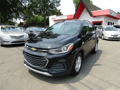 Used 2019 Chevrolet Trax LT w/ LT Convenience Package FWD image 1