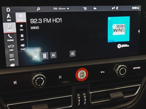 Used 2023 Porsche Macan AWD/4WD image 18