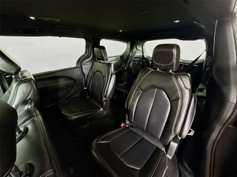 Used 2025 Chrysler Pacifica Select image 20