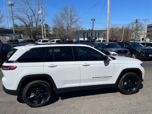 Used 2024 Jeep Grand Cherokee Altitude image 7
