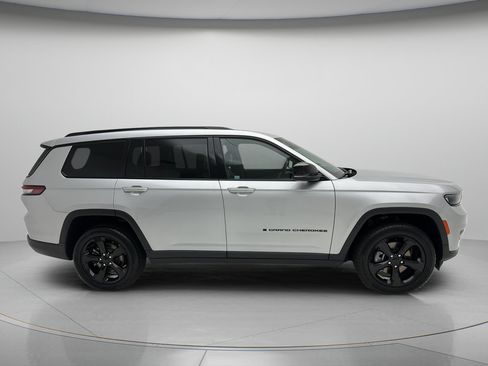 Used 2023 Jeep Grand Cherokee L Laredo AWD/4WD image 3