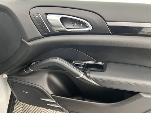 Used 2017 Porsche Cayenne Platinum Edition image 24