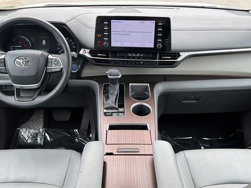 Used 2024 Toyota Sienna XLE image 27