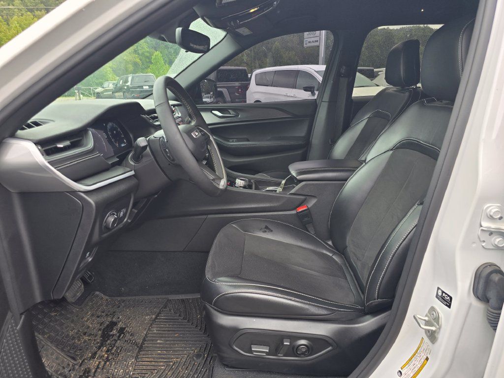 Used 2024 Jeep Grand Cherokee Altitude RWD image 4