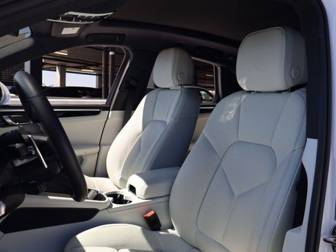 Certified 2025 Porsche Macan AWD/4WD image 5