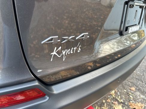 Used 2019 Jeep Cherokee Trailhawk w/ Cold Weather Group image 11