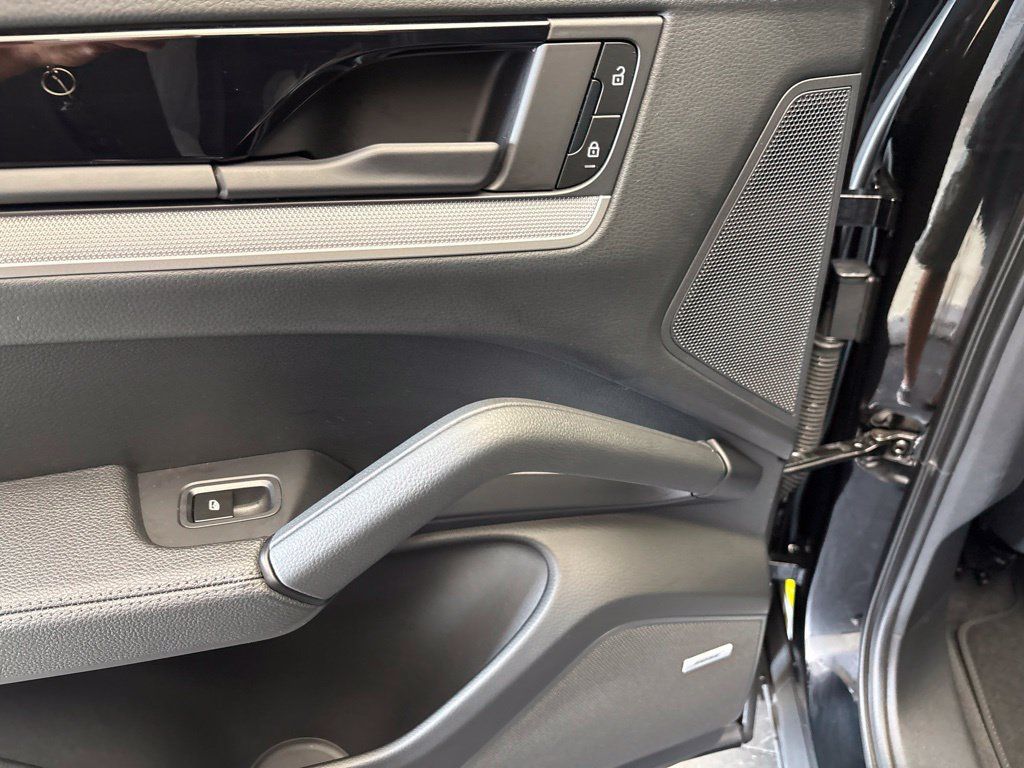 Certified 2024 Porsche Cayenne Coupe AWD/4WD image 19