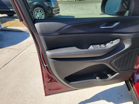 Used 2025 Jeep Grand Cherokee Laredo image 9