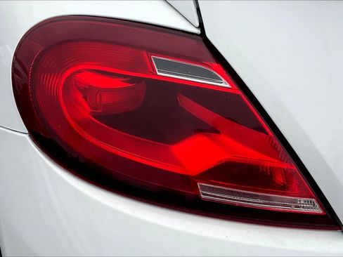 Used 2018 Volkswagen Beetle S image 25