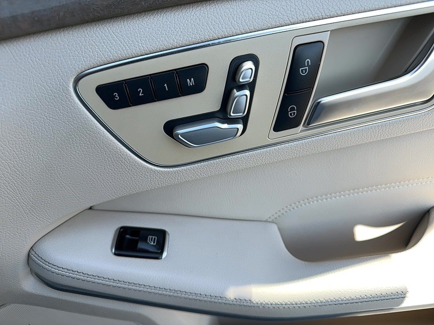 Used 2014 Mercedes-Benz E 350 4MATIC Sedan image 22