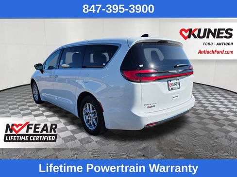 Used 2024 Chrysler Pacifica Touring-L image 5