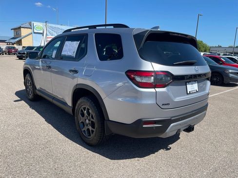 Certified 2025 Honda Pilot TrailSport image 3