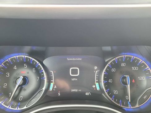 Used 2025 Chrysler Pacifica Select image 25