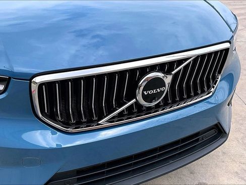 Used 2025 Volvo XC40 B5 Plus image 37