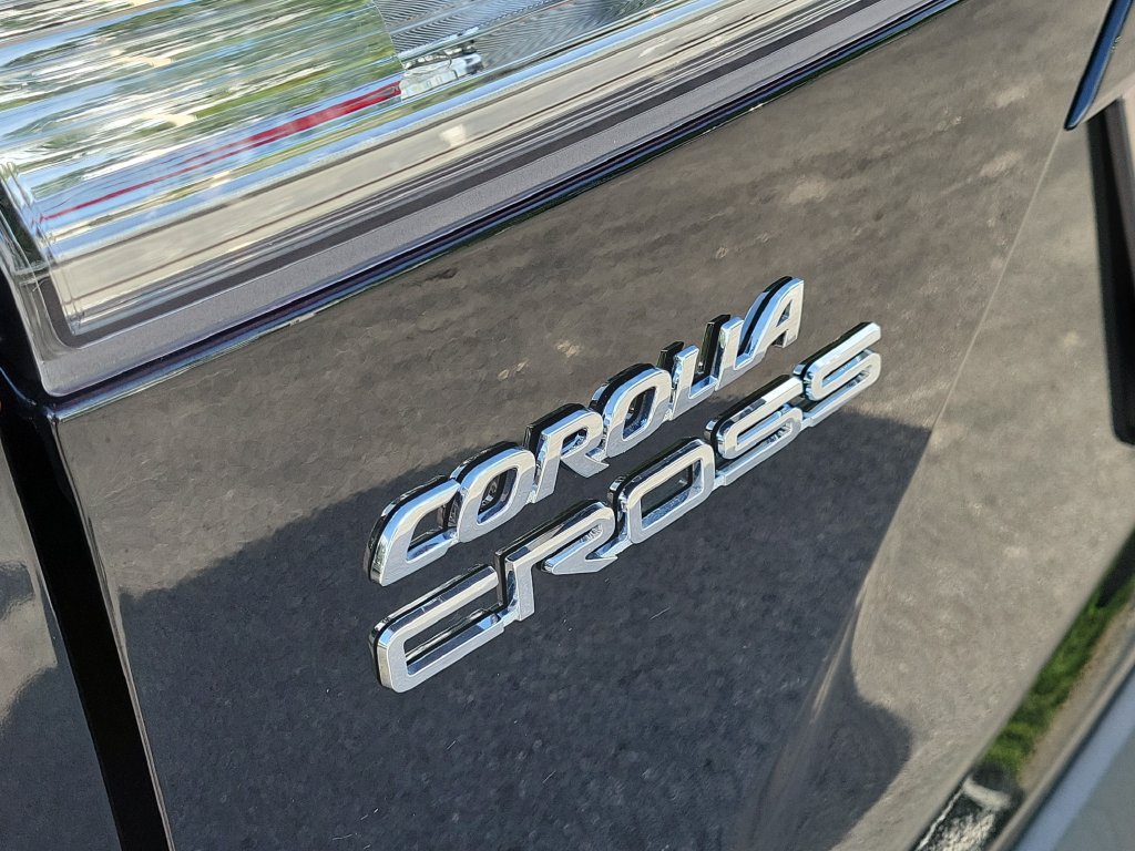 Used 2025 Toyota Corolla Cross LE w/ Moonroof Package FWD image 5