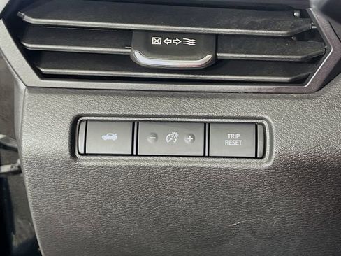Used 2024 Nissan Altima 2.5 SV FWD image 11