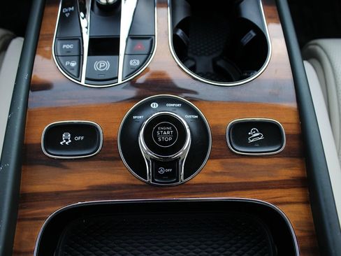 Used 2019 Bentley Bentayga AWD/4WD image 38