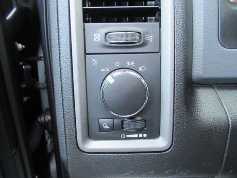 Used 2017 RAM 3500 Tradesman w/ Chrome Appearance Group image 15