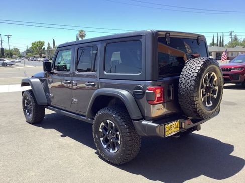 Used 2025 Jeep Wrangler Unlimited Rubicon 4xe w/ Convenience Group AWD/4WD image 21