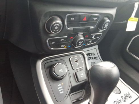 Used 2018 Jeep Compass Latitude w/ Popular Equipment Group image 17