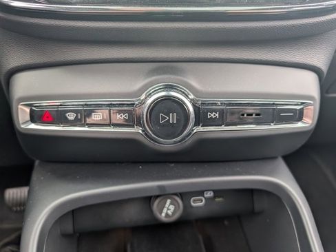 Used 2025 Volvo XC40 B5 Core image 23