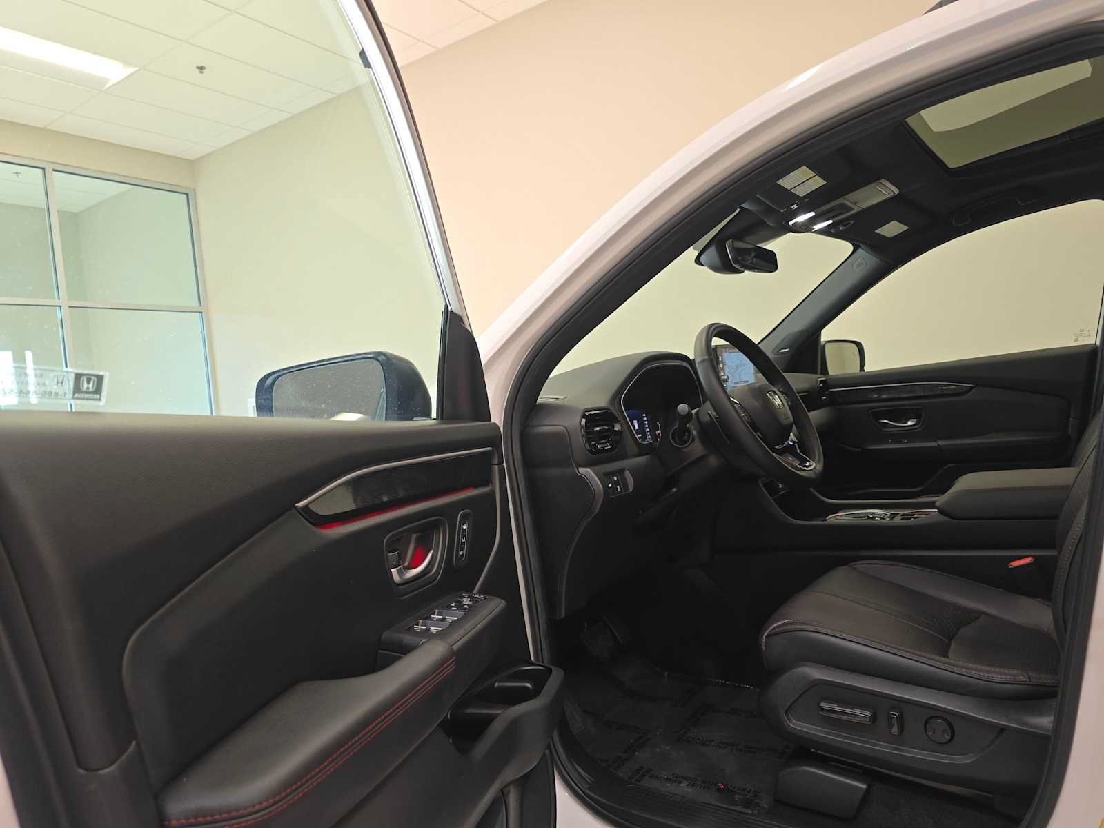 Used 2025 Honda Pilot Black Edition image 24