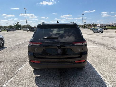 Used 2023 Jeep Grand Cherokee Limited w/ Black Appearance Package AWD/4WD image 4