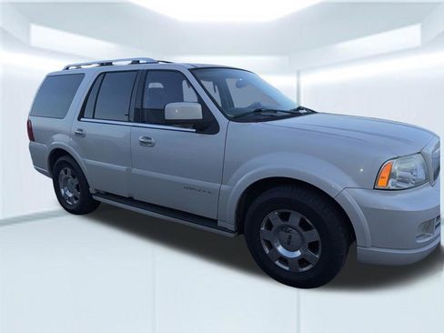 Used 2005 Lincoln Navigator Luxury image 2