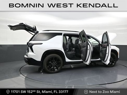 Used 2025 Chevrolet Traverse RS image 29