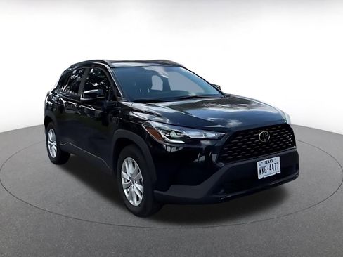 Used 2025 Toyota Corolla Cross LE image 3