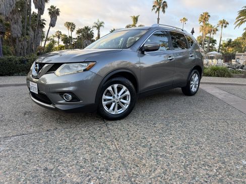 Used 2015 Nissan Rogue SV FWD image 1