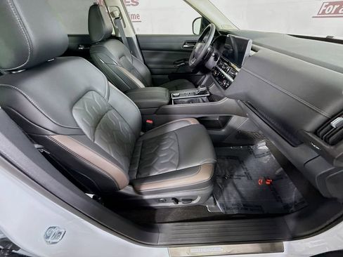 Certified 2026 Nissan Pathfinder Platinum w/ Lighting Package AWD/4WD image 33