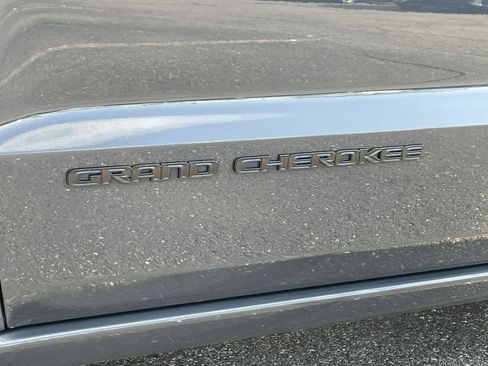 Used 2017 Jeep Grand Cherokee Altitude image 37