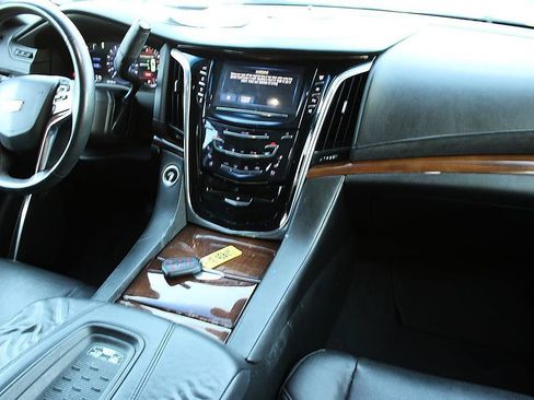 Used 2017 Cadillac Escalade ESV Premium Luxury RWD image 21