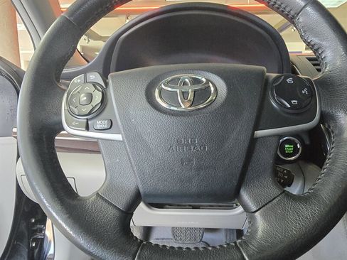 Used 2012 Toyota Camry XLE w/ Leather Pkg image 24