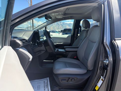 Used 2025 Toyota Sienna XLE FWD image 11