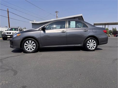 Used 2013 Toyota Corolla LE FWD image 2