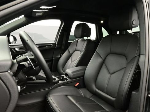 Certified 2025 Porsche Macan AWD/4WD image 5