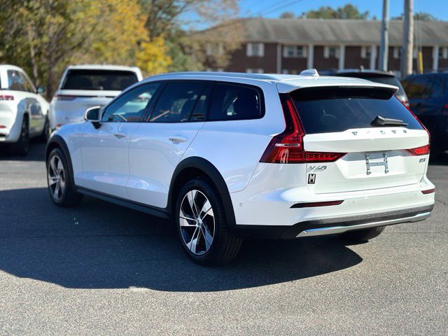 Used 2024 Volvo V60 B5 Cross Country Plus AWD/4WD image 3