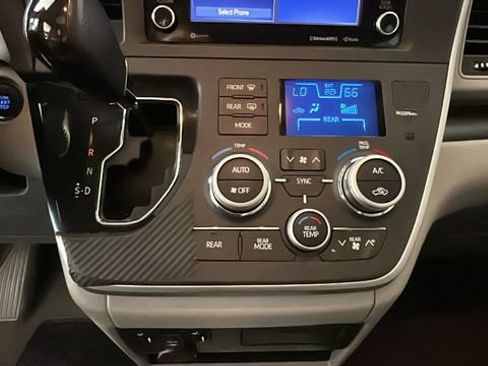 Used 2020 Toyota Sienna XLE FWD image 22