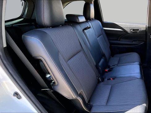 Used 2017 Toyota Highlander Plus FWD image 18