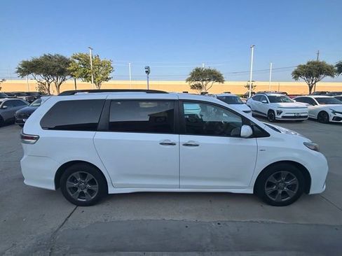 Used 2019 Toyota Sienna SE AWD/4WD image 5