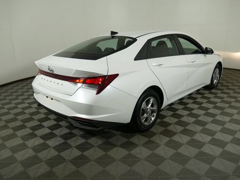 Used 2022 Hyundai Elantra SE FWD image 3