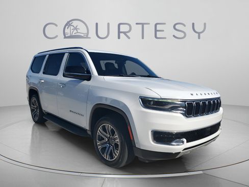 Used 2024 Jeep Wagoneer Series II w/ Flexible Seating Group RWD image 5