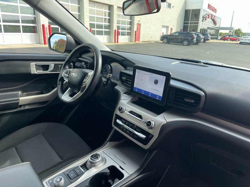Used 2023 Ford Explorer XLT AWD/4WD image 9