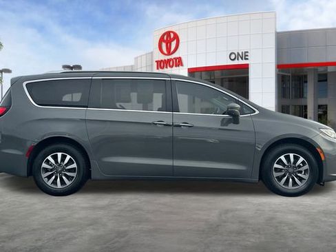 Used 2021 Chrysler Pacifica Touring-L image 3