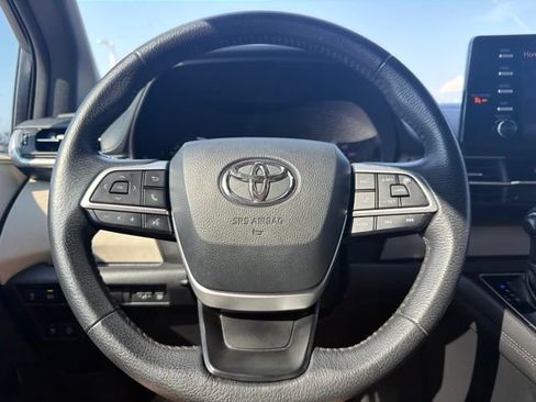 Used 2021 Toyota Sienna XLE FWD image 49
